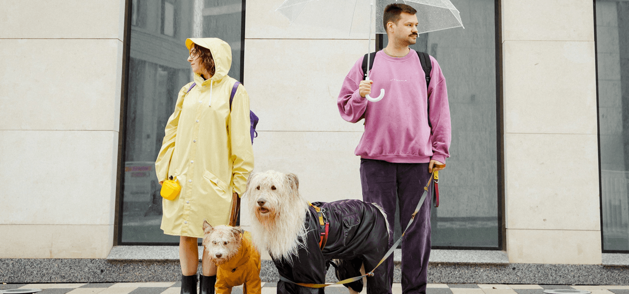 【雨天必備防水裝備】情侶穿雨衣，愛犬雨衣同步防濕！透明雨傘、雨鞋、雨具配件，打造最完整的防雨方案。